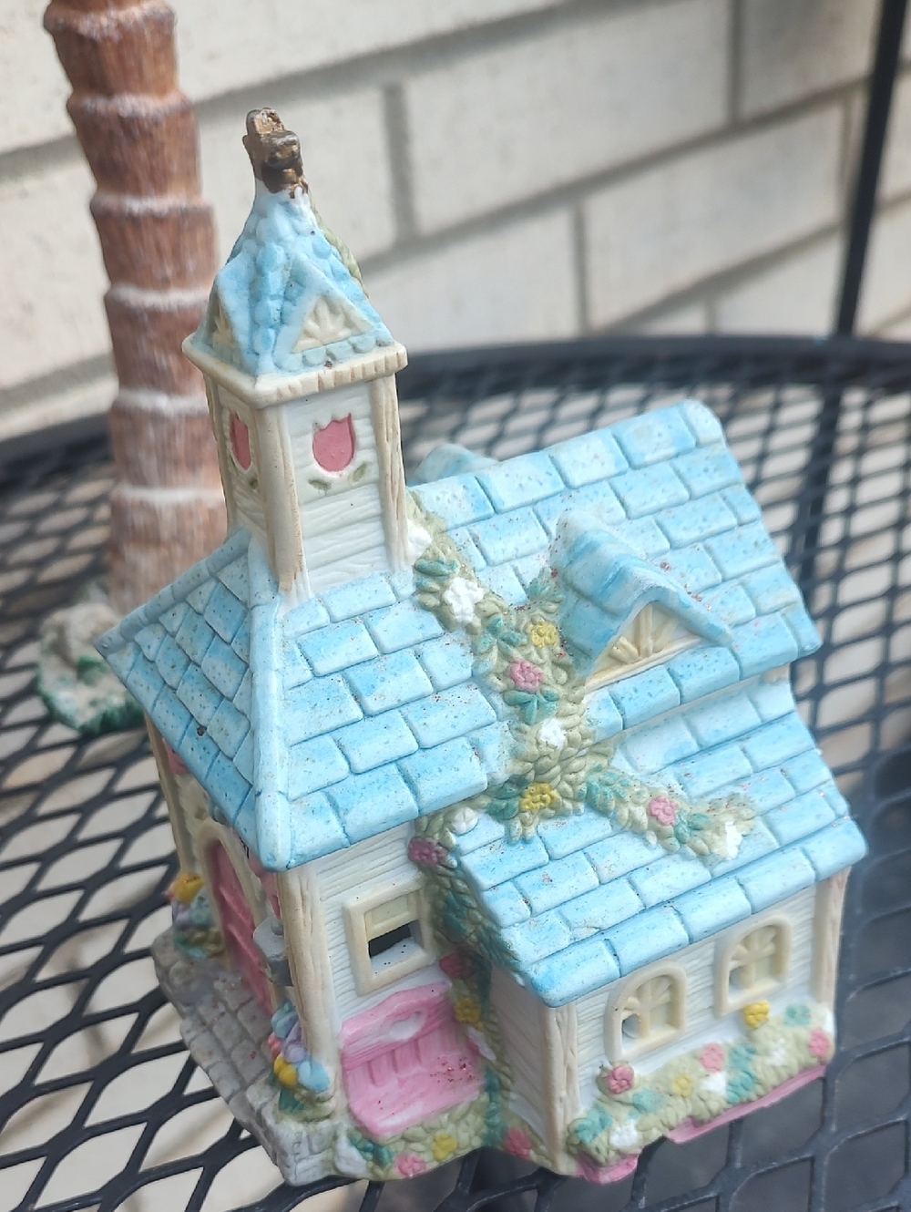 Spring Time Church Figurine - - Picture 7 of 7